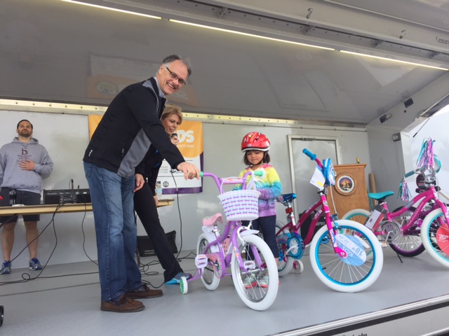 bike-helmet-giveaway-lansing