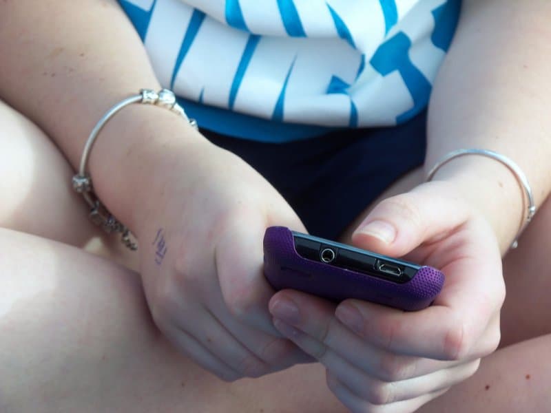cyberbullying-teen-texting-phone
