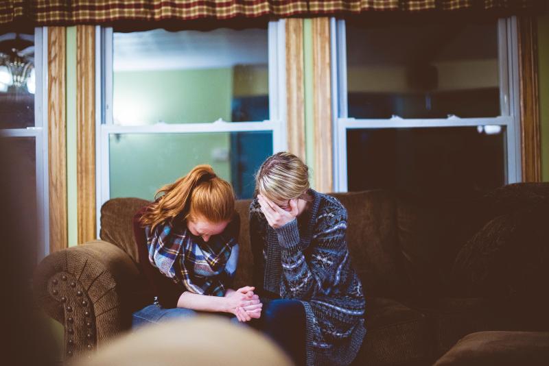 grieving-family-holding-hands